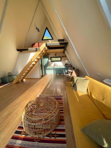 um quarto no sótão com um sofá e um tapete em Sno Cottage em Sno
