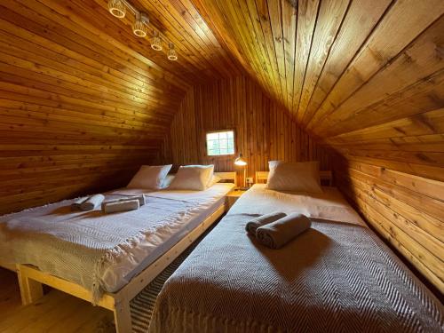 เตียงในห้องที่ Chalet Hike&Bike above Bohinj valley