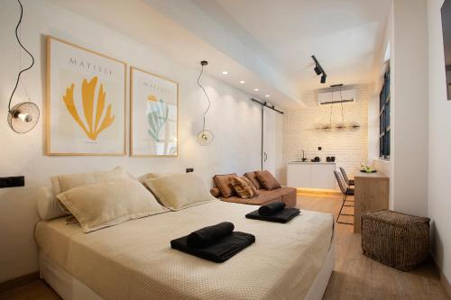 een slaapkamer met een groot bed en 2 zwarte handdoeken. bij CityBee in Athene