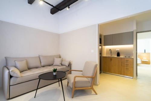 sala de estar con sofá, mesa y silla en Incentra, en La Canea