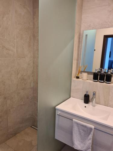 un baño con lavabo y espejo en The Familytree- Martensi, en Pärnu