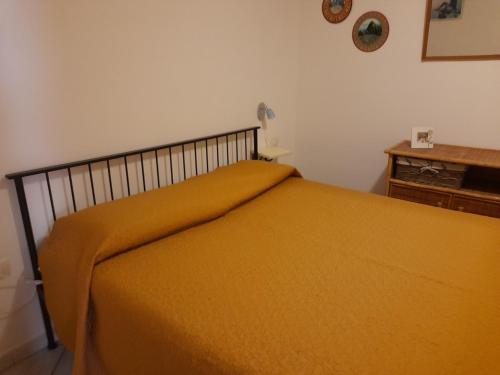 Un pat sau paturi într-o cameră la Casa dei profumi