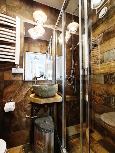 W łazience znajduje się umywalka i przeszklony prysznic. w obiekcie Apartamencik Nad Jeziorem Dzwon Marcinkowo 51 - 2 w mieście Mrągowo
