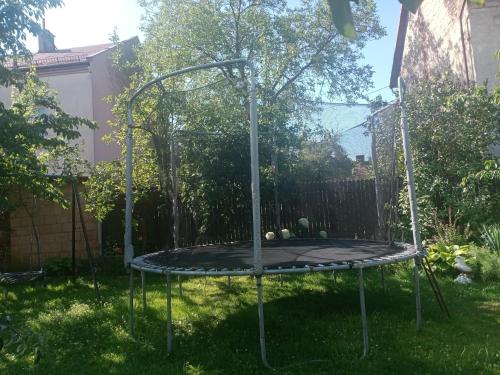 a trampoline in a yard in a backyard at Uroczy apartament in Kraków