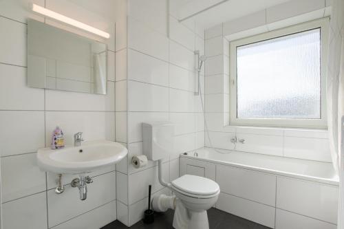 Ванная комната в RAJ Living - 1 or 3 Room Apartments with Balcony - 20 Min Messe DUS & Airport DUS