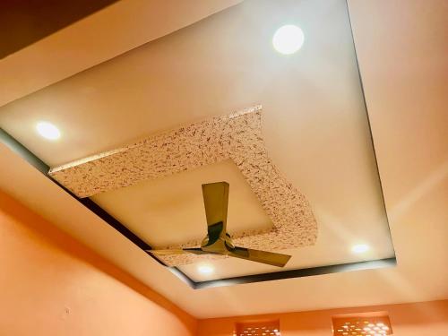 a room with a ceiling with a glass at V Homestays in Bhadrāchalam