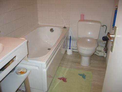 a bathroom with a tub and a toilet and a sink at Appartement Le Biot, 3 pièces, 6 personnes - FR-1-573-41 in Bonnevaux