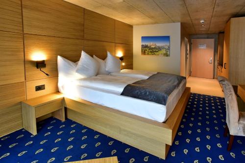 sypialnia z dużym łóżkiem w pokoju w obiekcie City Hotel Glarnerland w mieście Näfels