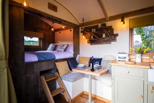 Ruang duduk di Little Ash Glamping - Luxury Shepherd's Huts