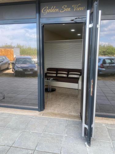 Gambar di galeri bagi Golden Sea View Apartments di Pomorie