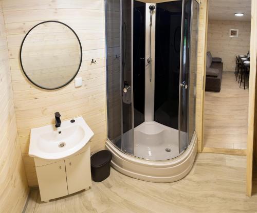 ヤンタルにあるJantar Oazaのバスルーム(シャワー、シンク、鏡付)