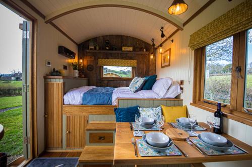 Un pat sau paturi într-o cameră la Little Ash Glamping - Luxury Shepherd's Huts