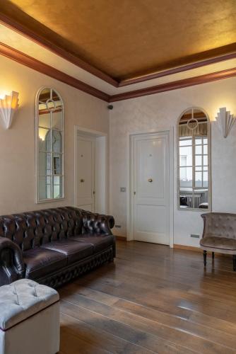a living room with a leather couch and a table at Residenza Gambrinus in Florence