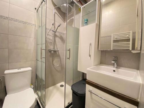 a bathroom with a shower and a toilet and a sink at Studio rénové lumineux proche plage et marché, 4 couchages, balcon, La Baule - FR-1-245-46 in La Baule