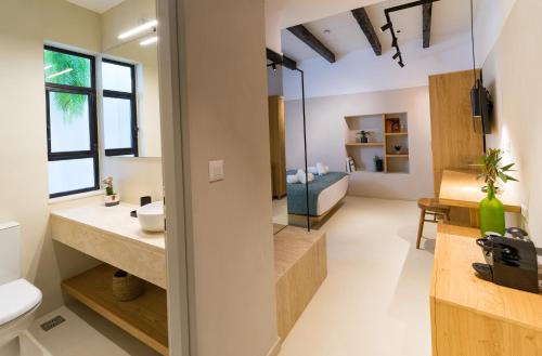 Un baño con lavabo y una cama en una habitación. en Incentra, en La Canea
