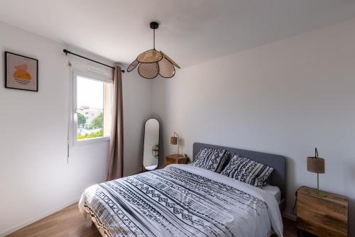 une chambre blanche avec un lit et une fenêtre dans l'établissement Mari - Appt tout confort 150m de la plage, à Calvi