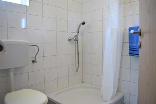 Phòng tắm tại Apartment Kristofor Rab