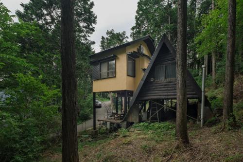 a house in the middle of the forest at 南箱根ツリーハウス in Kannami