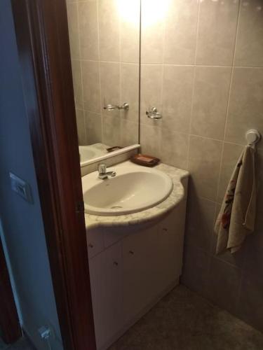 y baño con lavabo y espejo. en CASA LA SABONERA en Vilajuiga