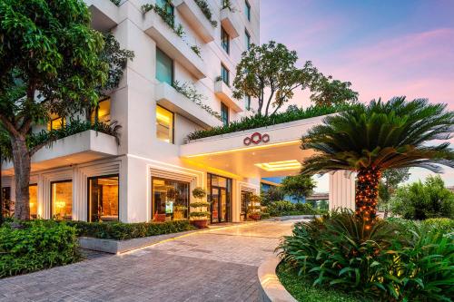 Ravatel Luxury Hotel Bac Giang في Bắc Giang: تقديم الشكل الخارجي للفندق