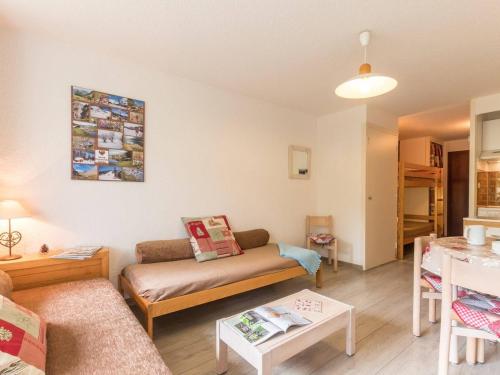 Appartement La Salle-les-Alpes, 1 pièce, 4 personnes - FR-1-330F-80にあるシーティングエリア