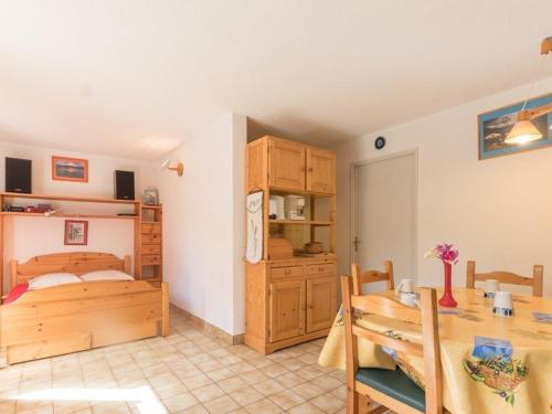 - une chambre avec un lit et une table à manger dans l'établissement Charmant studio 4 pers, jardin sud, Serre-Chevalier - FR-1-330E-44, à Saint-Chaffrey
