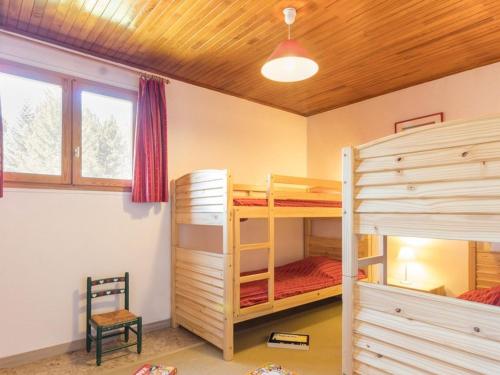 - une chambre avec deux lits superposés et un plafond dans l'établissement Appartement chaleureux 8 pers, proche pistes, cheminée - FR-1-330E-25, à Saint-Chaffrey
