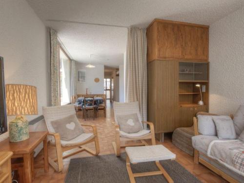 un salon avec un canapé, des chaises et une table dans l'établissement Appartement cabine 6 pers avec balcons, proche pistes - Serre-Chevalier, Chantemerle - FR-1-330E-28, à Saint-Chaffrey