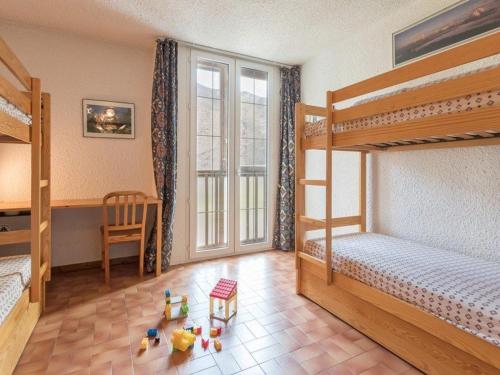 um quarto com dois beliches e brinquedos no chão em Appartement Saint-Chaffrey , 3 pièces, 10 personnes - FR-1-330E-15 em Saint-Chaffrey