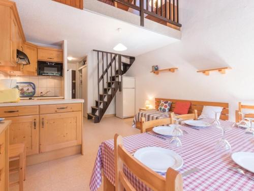 une cuisine et une salle à manger avec une table et des chaises dans l'établissement Appartement 6 pers. à Chantemerle, Serre-Chevalier - Balcon, Parking, 2 étoiles - FR-1-330E-34, à Saint-Chaffrey