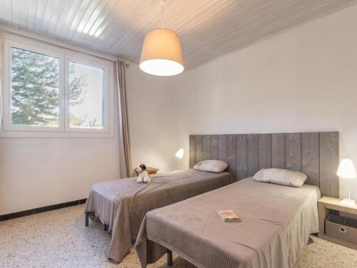 - une chambre avec 2 lits avec un ours en peluche au-dessus dans l'établissement Appartement 3 pièces, 6 couchages - Chantemerle, Serre-Chevalier, balcon, parking, casier à ski - FR-1-330E-9, à Saint-Chaffrey