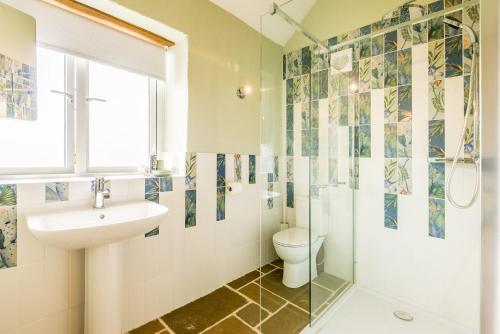 Bilik mandi di Polrunny Farm sea view Blueberry Cottage with log burner
