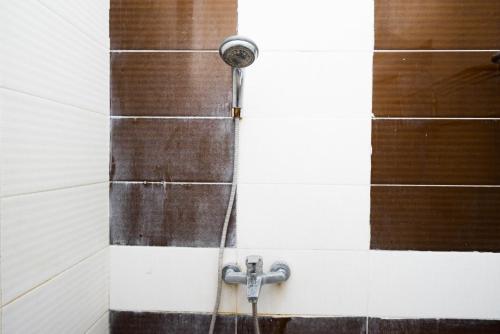 Phòng tắm tại RedDoorz Syariah At Namira Hotel