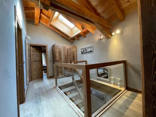 une chambre avec un escalier en verre dans une maison dans l'établissement chalet Polar, à Chamonix-Mont-Blanc