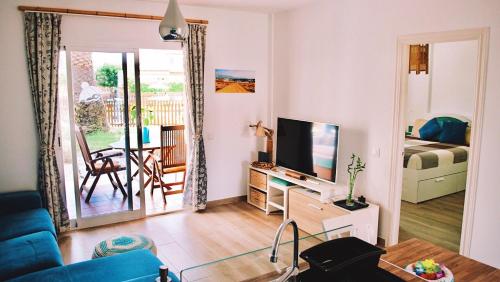 Televízia a/alebo spoločenská miestnosť v ubytovaní Bamboo House