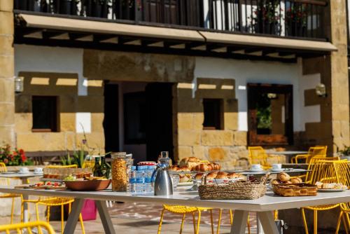 Φαγητό σε αυτή η εξοχική κατοικία ή κάπου εκεί κοντά