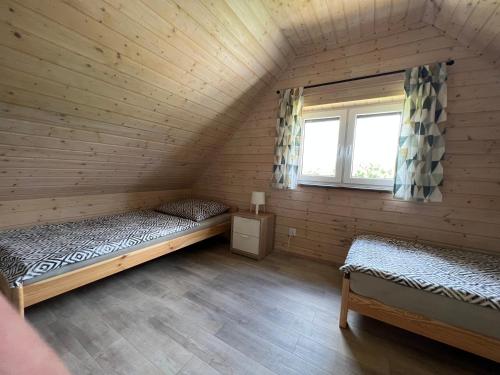 Una cama o camas en una habitación de Bliżej Ślęży Domki pod Ślężą