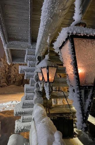 a staircase covered in snow with a light on it at Iso-Syötteen Kelokolo Soarvesalvu in Syöte