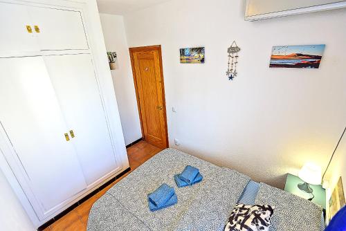 Postelja oz. postelje v sobi nastanitve Ocean View Beach Apartment with Pool & Balconies