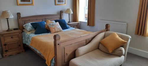 En eller flere senge i et værelse på Trelake Cottage