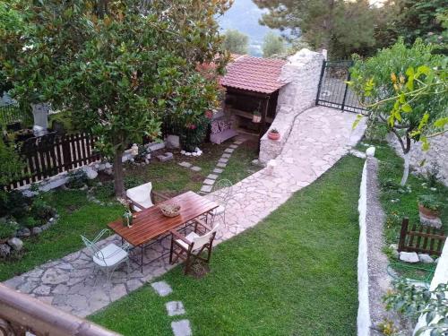 Gallery image of The old stone house in Paramythia