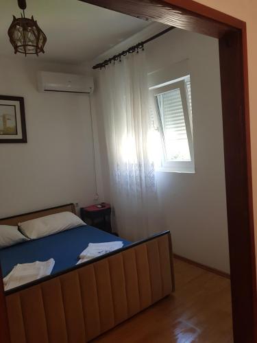 Ένα ή περισσότερα κρεβάτια σε δωμάτιο στο Sobe i apartmani Marović