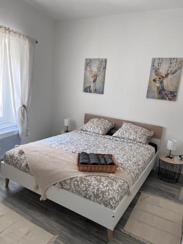 une chambre avec un lit avec deux serviettes dessus dans l'établissement Charmante maison Climatisée avec piscine au Calme à Carcassonne, à Carcassonne