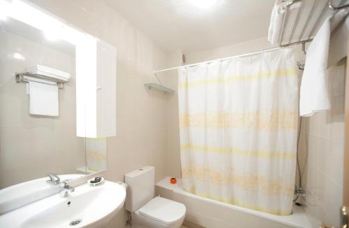 een badkamer met een wastafel, een toilet en een douchegordijn bij Apartamento en Portonovo 200m de la Playa. + WIFI in Portonovo