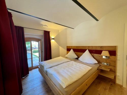 Ένα ή περισσότερα κρεβάτια σε δωμάτιο στο Gut Schwarz-n Hof Ferienwohnungen