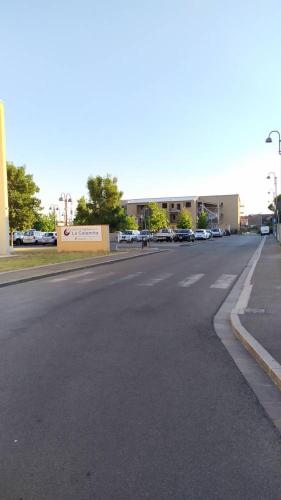 an empty street in front of a building at Accogliente appartamento Fucecchio in Fucecchio