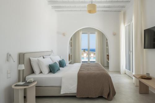 Säng eller sängar i ett rum på Mykonos Esti Luxury Villas
