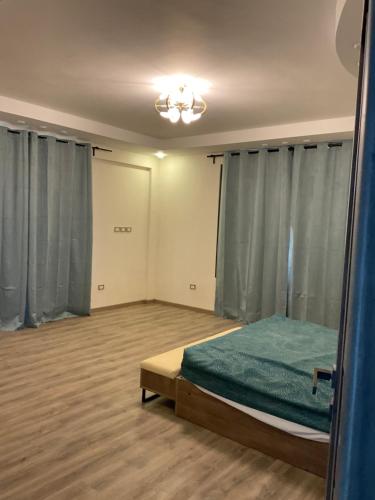 10月6日市にあるLuxury Town House for families onlyのカーテン付きの部屋のベッド1台を利用します。