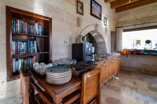 een keuken met een aanrecht met borden en boeken bij Taskonak Hotel in Goreme