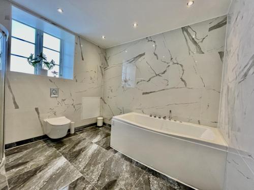 Koupelna v ubytování aday - Luxurious 3 bedroom - Modern Living Apartment